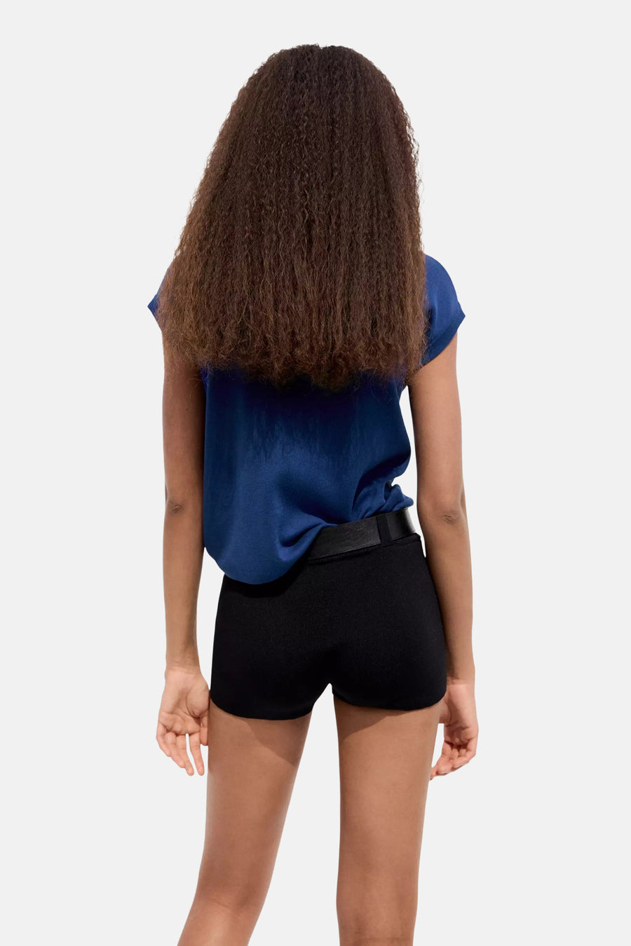 Blauwe mouwloze debardeur van MANGO, zijden glans, rugzicht, geknoopt, met zwarte shorts en riem