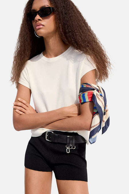 Ecru korte mouw debardeur van MANGO, gestyled met geknoopte sjaal op arm, zwart korte broek en zonnebril, lifestyle shot