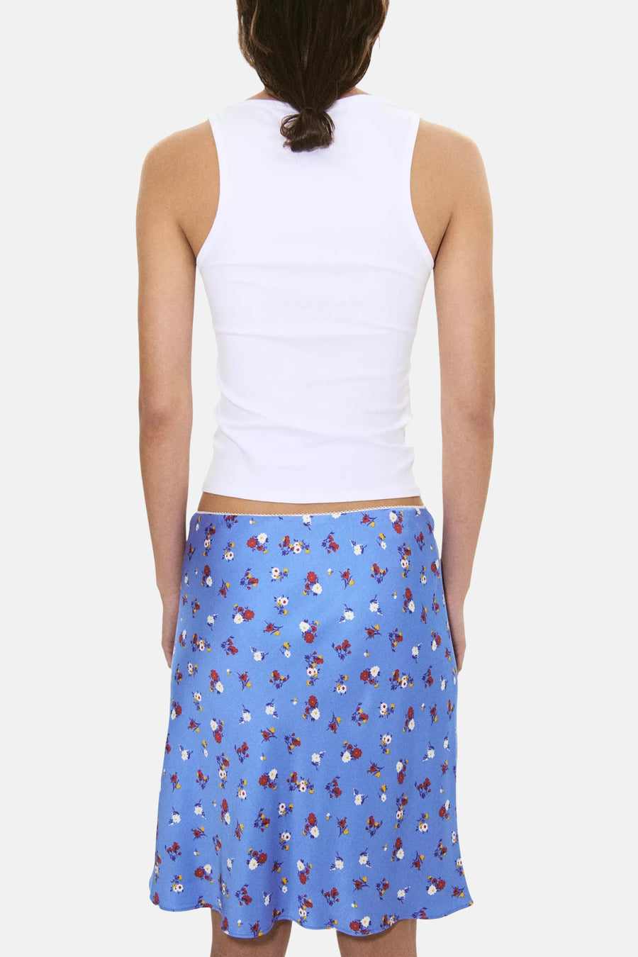 Witte tanktop van MANGO, achterzijde, strakke pasvorm, gedragen met blauwe bloemenrok