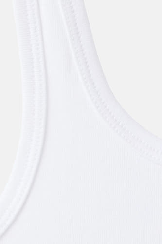Witte tanktop van MANGO met ribbelstructuur, close-up van de schouder en halslijn