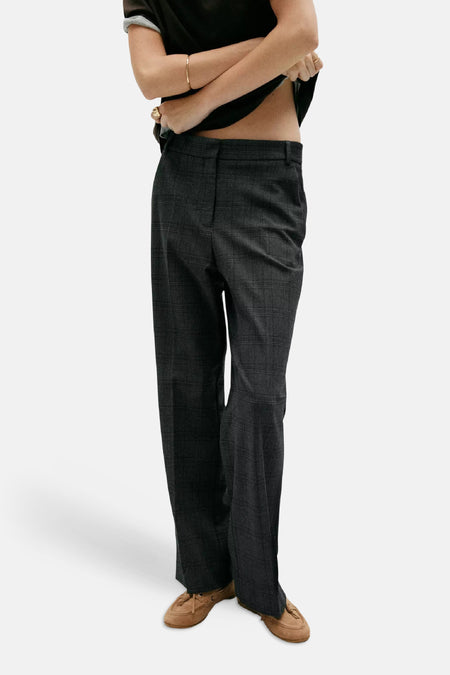 Grijze chino's van MANGO met subtiel ruitpatroon, rechte pasvorm, gedragen met zwart shirt en bruine loafers, front view