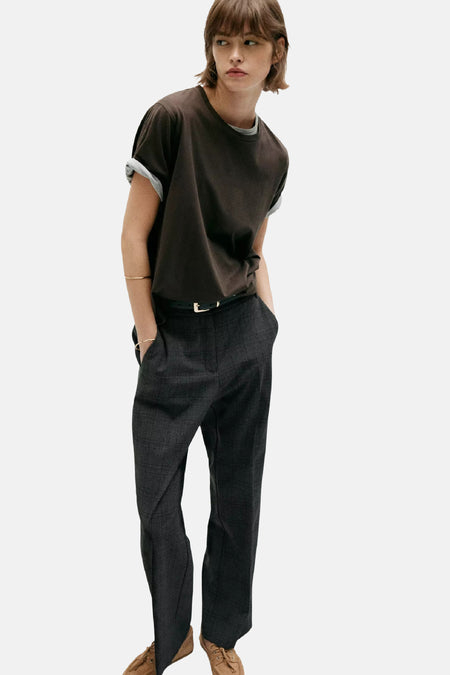 Grijze chino broek met fijne ruit van MANGO, gedragen met donkere t-shirt en bruine schoenen, volledig lichaamsvolledige lifestyle shot