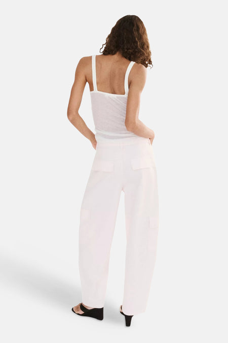 Roze cargobroek van MANGO, achterkant met zakken, model in wit topje en zwarte sandalen