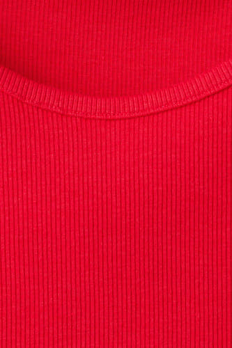 Rode ribbel tanktop van MANGO, close-up van de ronde hals en verticale textuur, heldere kleur en strakke pasvorm