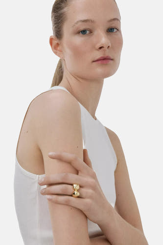 Witte ribbel tanktop van MANGO, zijaanzicht, strak model met ronde halslijn, model draagt gouden ring