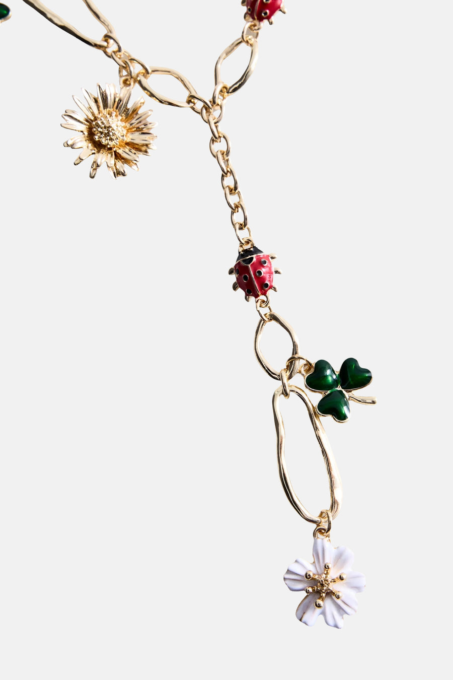 Lange multicolor halsketting van MANGO met gouden ketting, bloemen, lieveheersbeestje en klaverblad hangertjes