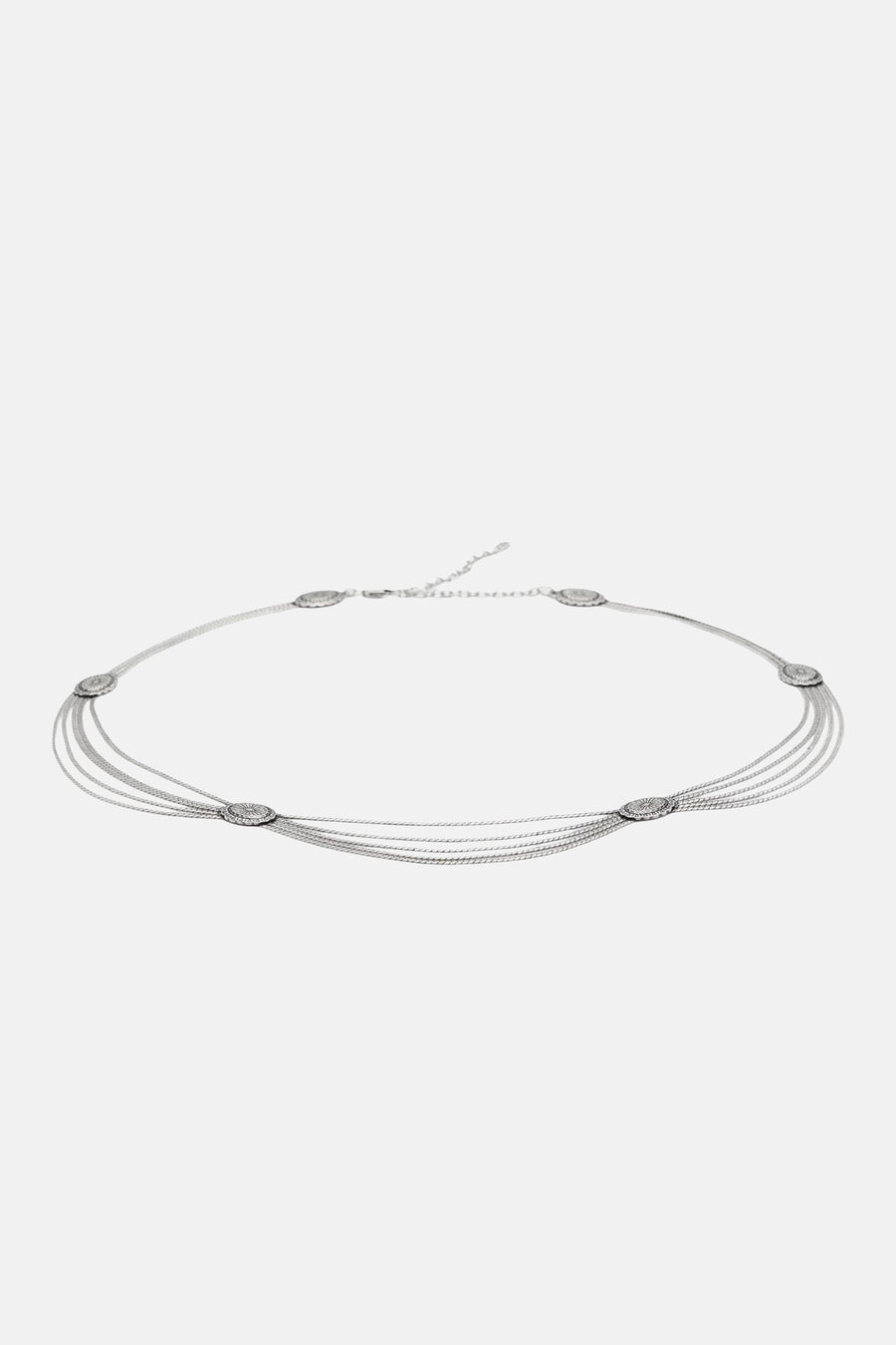 Zilveren riem met meerdere dunne banden en decoratieve ovaalvormige elementen van MANGO, platte lay-out op witte achtergrond