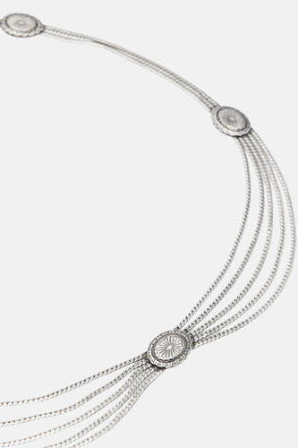 Zilveren riem met gevlochten band en decoratieve knopen van MANGO, zijaanzicht met centrale medaillon en stralend patroon