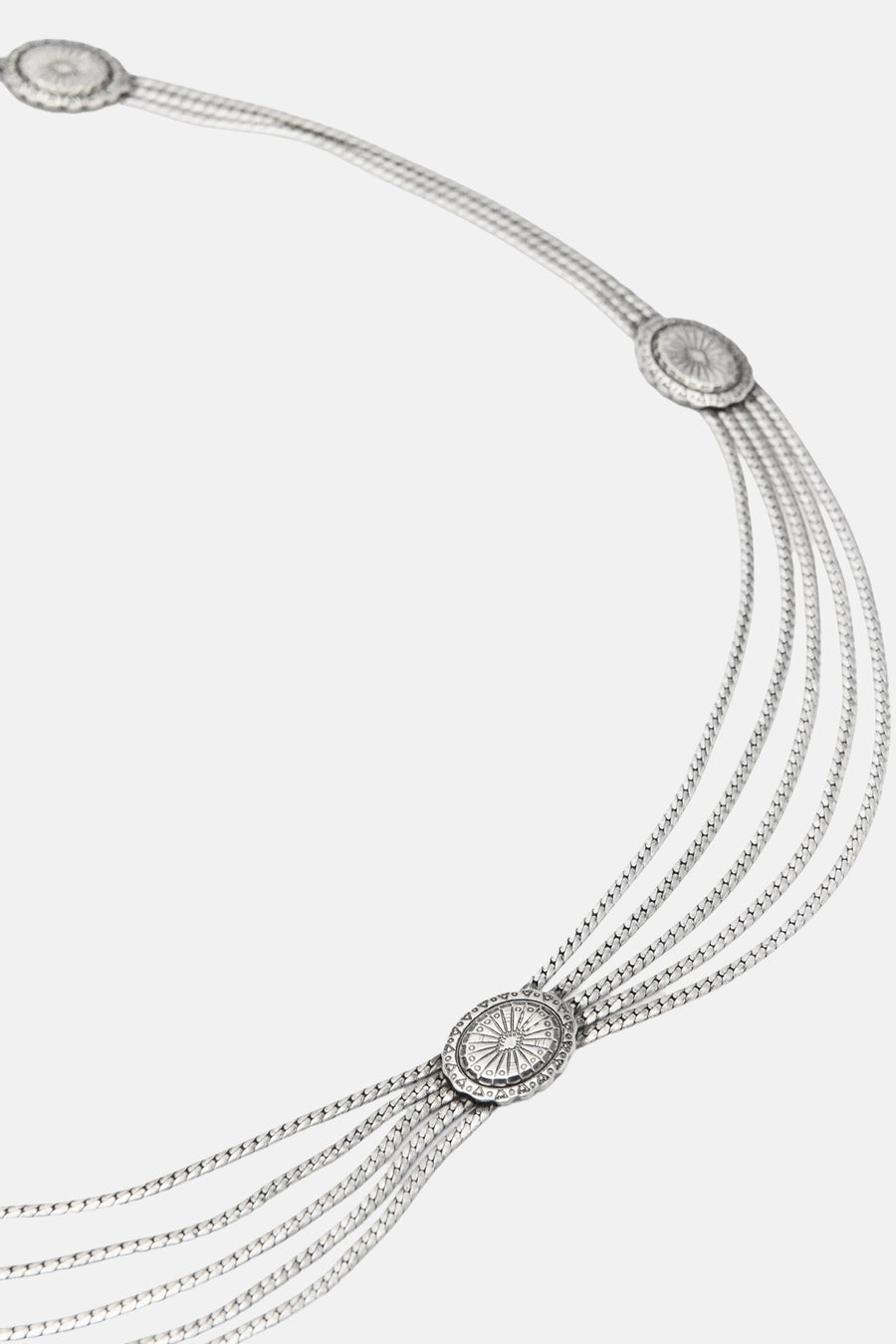 Zilveren riem met gevlochten band en decoratieve knopen van MANGO, zijaanzicht met centrale medaillon en stralend patroon