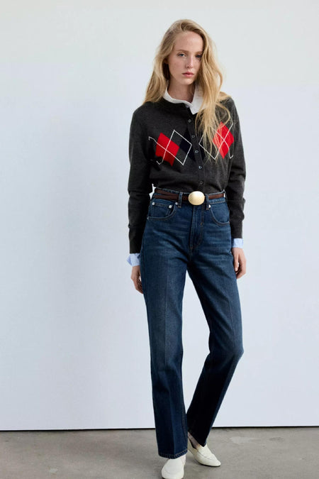 Multicolor gebreide gilet van MANGO met ruitmotief, gedragen over een wit overhemd en blauwe jeans, lifestyle shot