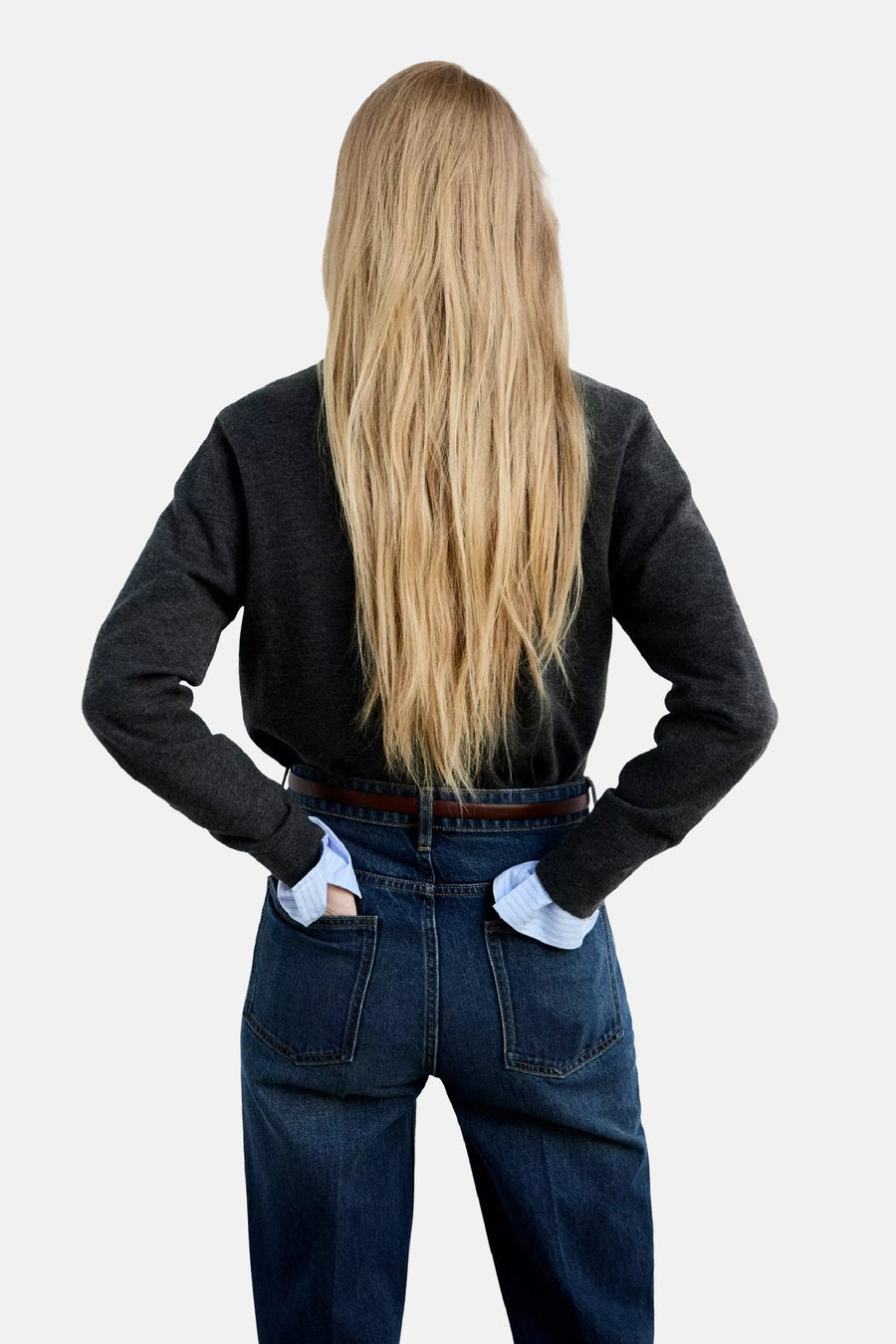 Multicolor gilet van MANGO, achterkant weergegeven, met donkere trui en jeans, handen in zakken