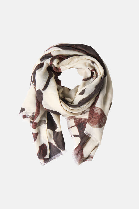 Multicolor zomersjaal van crèmekleurig katoen met bruin en donkergrijs abstract patroon, van MANGO, met franjes aan de randen, opgevouwen in een knoop.