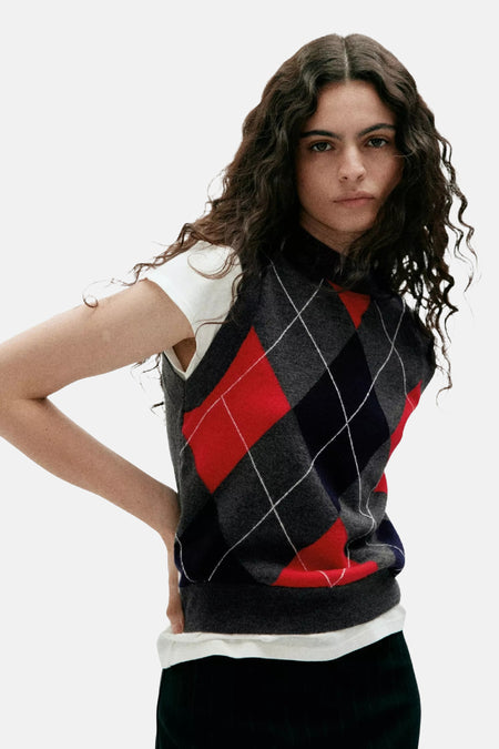 Multicolor gebreide gilet met ruitpatroon van MANGO, gedragen over een witte t-shirt, lifestyle shot