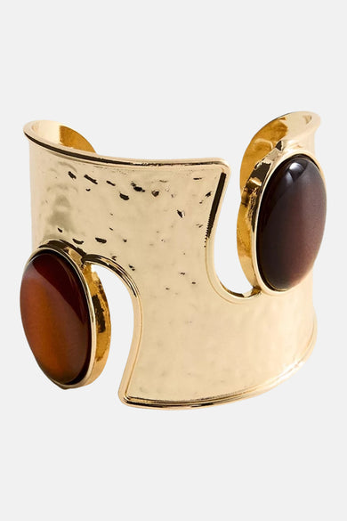Gouden armband met gehamerde textuur en twee ovale multicolor steentjes, van MANGO, zijprofiel weergave