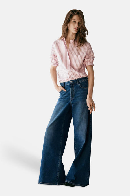 Multicolor gestreept overhemd met lange mouwen van MANGO, gekreukt en half open, gedragen met wijde jeans in lifestyle pose