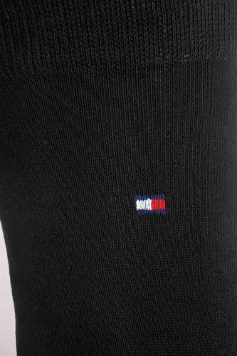Chaussettes noires de TOMMY JEANS, gros plan sur le tissu avec un petit logo.