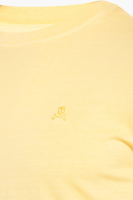 Gele korte mouwen t-shirt van SCALPERS met geborduurd schedellogo op borst, close-up voorzijde