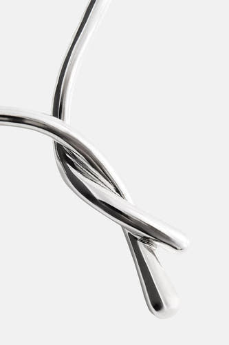 Zilveren korte halsketting van MANGO met gedraaide ketting en glanzende finish, close-up detail
