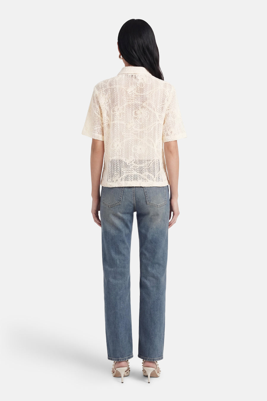 Beige blouse met korte mouwen van Terra di Siena, openwerk met bloemmotief, rugaanzicht, gedragen op jeans en hakken.