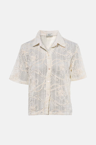 Beige blouse met korte mouwen van Terra di Siena, met bloemmotief en knoopsluiting.
