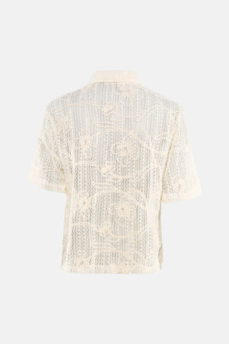 Beige blouse met korte mouwen van Terra di Siena, met een opengewerkt kanten bloemenpatroon, achteraanzicht.