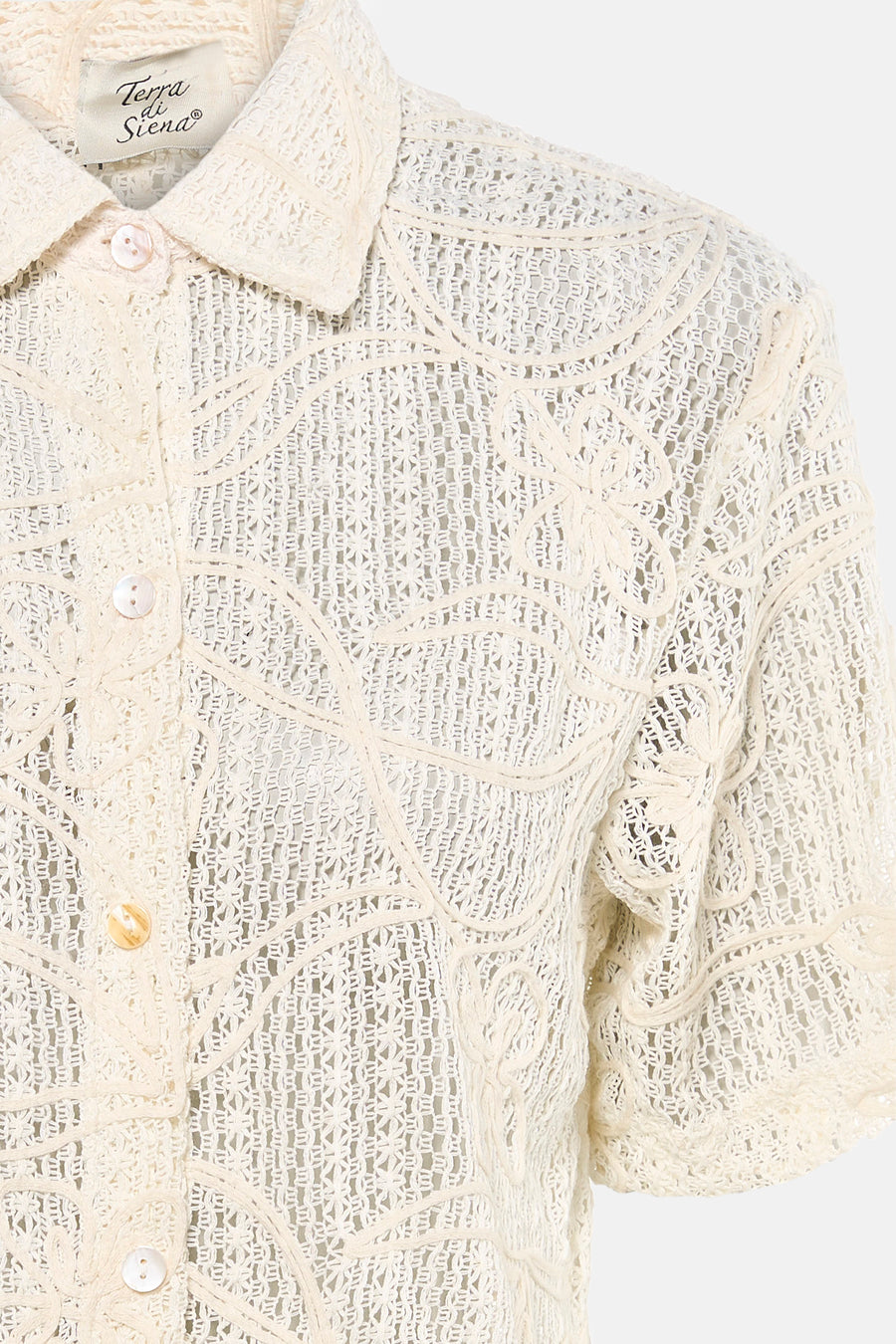 Beige blouse met korte mouwen van Terra di Siena, met opengewerkt gehaakt bloemenpatroon en knoopsluiting.