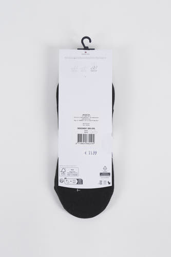 Zwarte sokken van TOMMY JEANS met een papieren verpakking en maat aanduiding.
