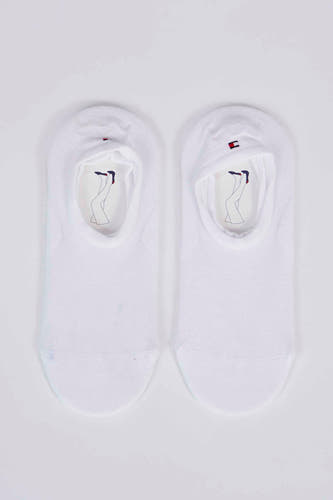 Witte sokken van TOMMY JEANS, met logo en een been-illustratie op de verpakking.