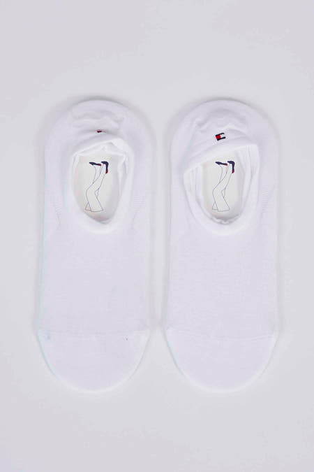 Chaussettes blanches de TOMMY JEANS, hauteur cheville, avec un petit logo sur le dessus du pied.
