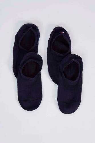 Donkerblauwe sokken van TOMMY JEANS met een klein vlagdetail aan de rand, liggend op een witte achtergrond.