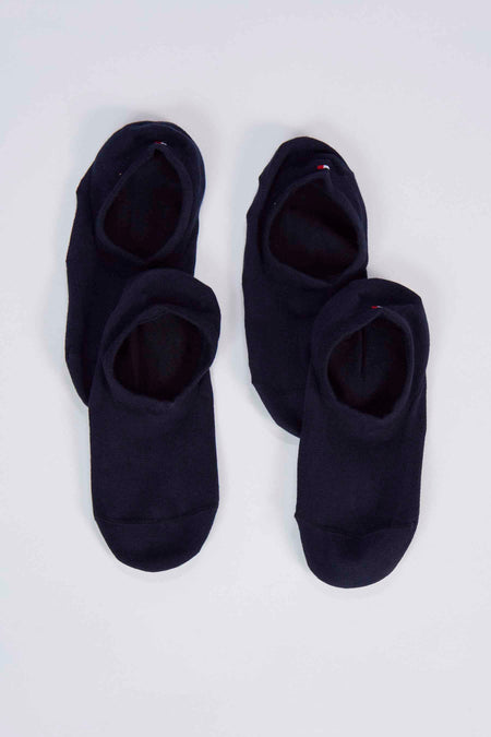 Donkerblauwe sokken van TOMMY JEANS met een klein vlagdetail aan de rand, liggend op een witte achtergrond.