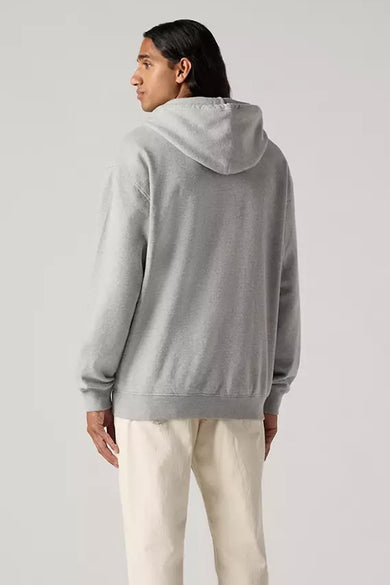 Grijze sweater met kap van Levi's, gezien van achteren, gecombineerd met een lichte broek.
