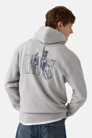 Grijze sweater met kap van Levi's, met een grafische print op de rug en gecombineerd met een spijkerbroek.