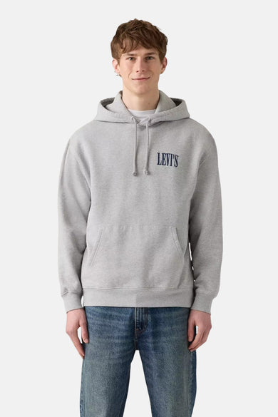 Grijze sweater met capuchon van Levi's, met trekkoord en zak aan de voorkant, gedragen met een blauwe jeans.
