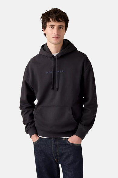 Grijze sweater met kap van Levi's, met trekkoorden en buidelzak, gecombineerd met een donkerblauwe jeans.