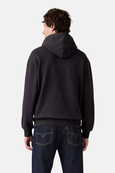 Pull-over gris avec capuche de Levi's, vu de derrière, porté avec des jeans foncés.