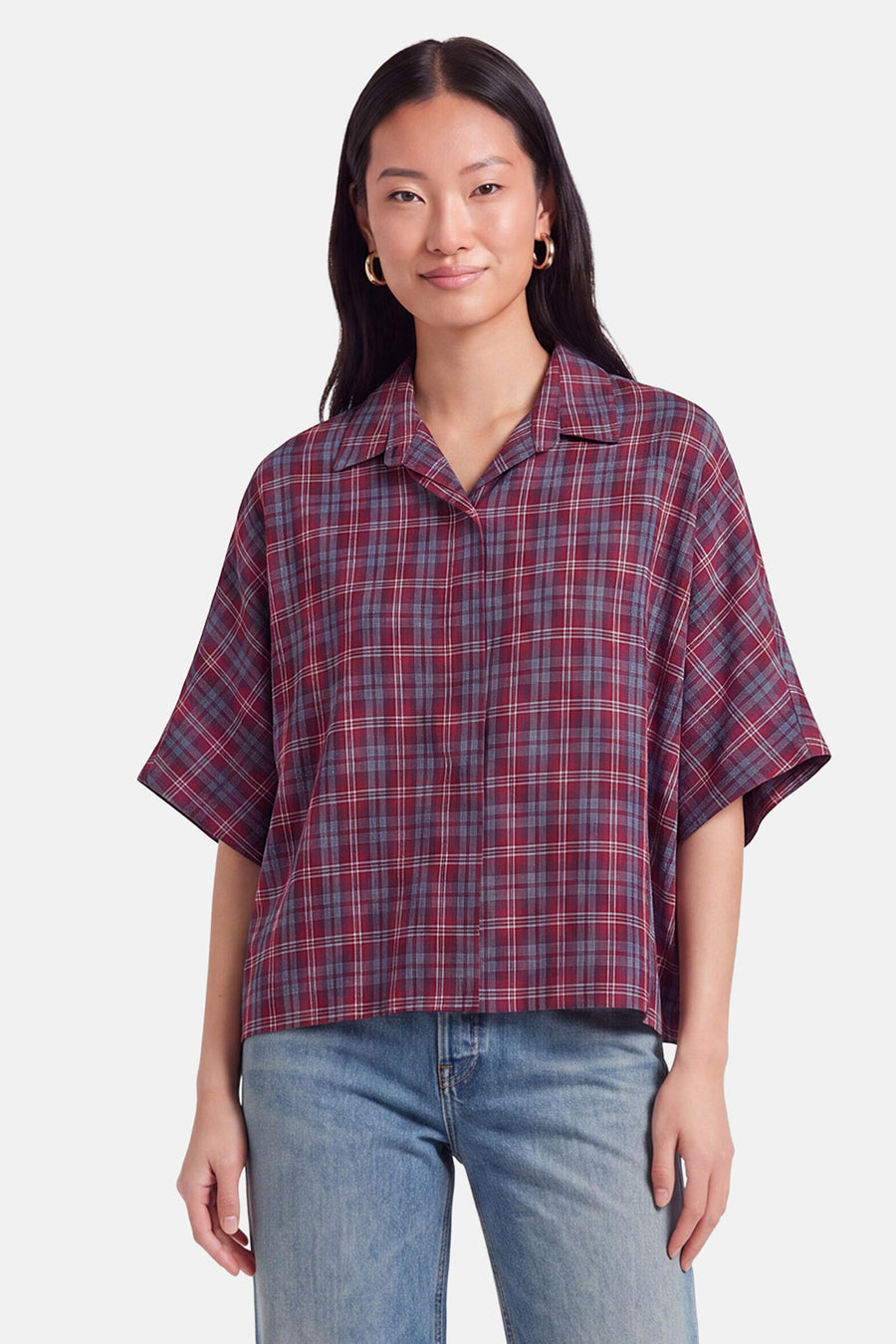 Multicolor geruite blouse met korte mouwen van Terra di Siena, casual fit met overhemdkraag, gedragen met jeans en gouden oorbellen