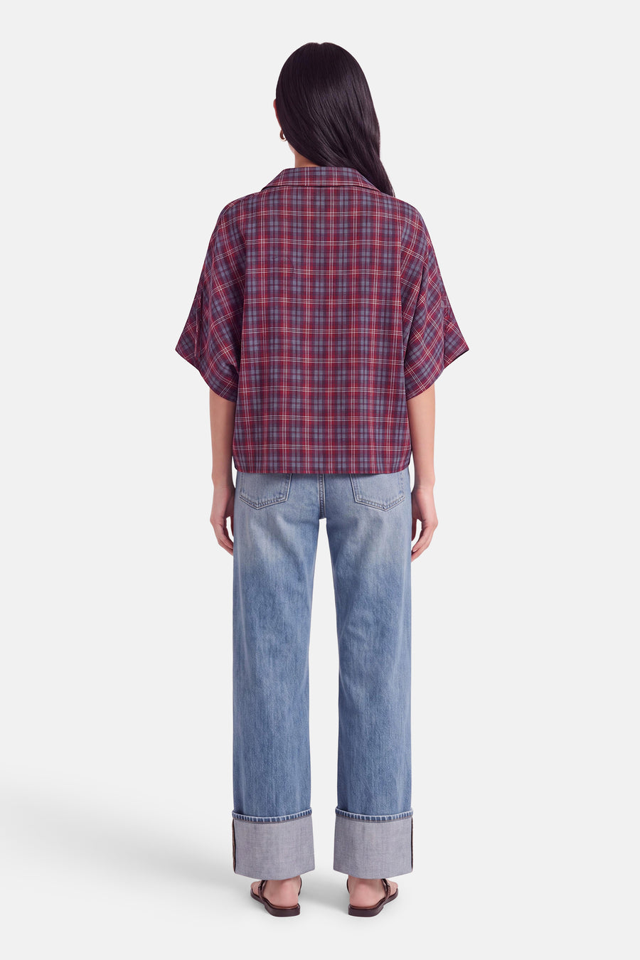 Multicolor geruite blouse met korte mouwen van Terra di Siena, achterzijde weergegeven op model in lichte jeans en sandalen