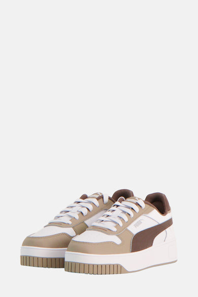 Sneakers bruns de PUMA avec des lacets blancs et une semelle blanche.
