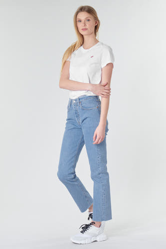 Wit T-shirt van Levi's, gecombineerd met een blauwe jeans en witte sneakers.