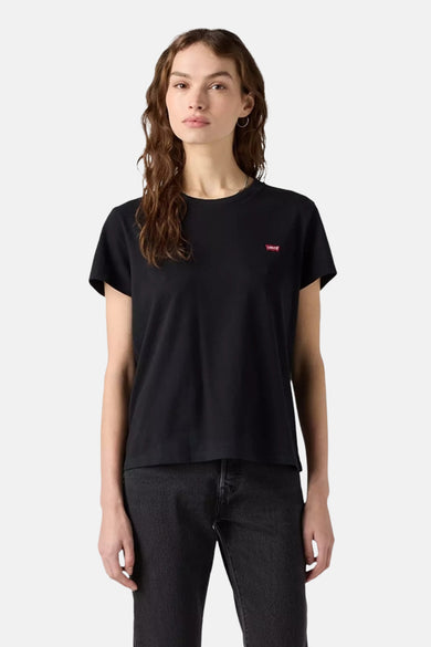 Zwart korte mouwen T-shirt van Levi's® met klein rood logo op borst, gedragen door model in lifestyle shot