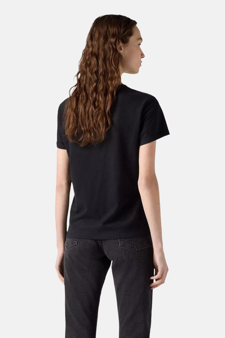 Zwart korte mouwen T-shirt van Levi's®, achterzijde weergave, gladde stof, model met krullend haar, donkere jeans.