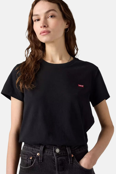 Zwart korte mouwen T-shirt van Levi's® met klein rood logo op borst, gedragen door model met krullend haar, lifestyle shot