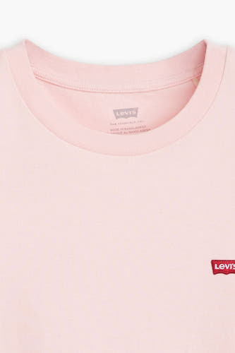 T-shirt rose à manches courtes de Levi's, avec un étiquette dans le col et un petit logo sur la poitrine.
