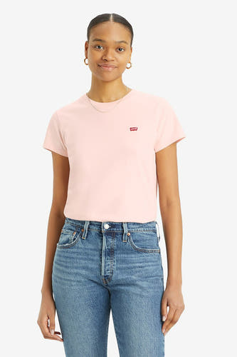 T-shirt rose à manches courtes de Levi's, avec un petit logo sur la poitrine et porté avec des jeans bleus.