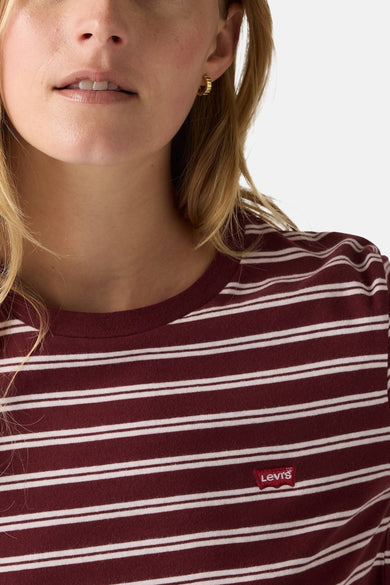 Bordeaux T-shirt met korte mouwen van Levi's®, met witte strepen en klein merklogo op de borst.
