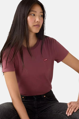 Bordeaux T-shirt met korte mouwen van Levi's, gedragen met een zwarte jeans.