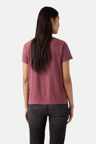Bordeaux T-shirt met korte mouwen van Levi's, gezien van achteren, gedragen met een zwarte jeans.
