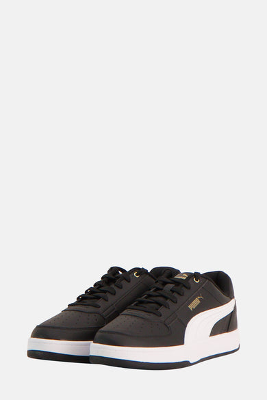 Zwarte sneakers van PUMA met witte accenten op de zool en de zijkant.