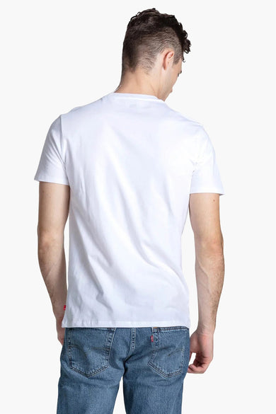 Wit T-shirt van Levi's, achterkant gezien, gedragen met een jeansbroek.